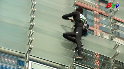 Người nhện Pháp chinh phục tòa nhà chọc trời tại Barcelona
